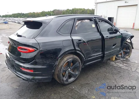 2021 Bentley Bentayga V8 z USA, uszkodzony, nr VIN SJAAM2ZV2MC033879